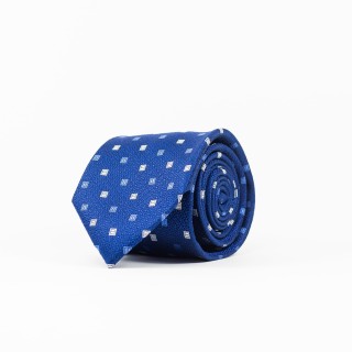 Jedwabny niebieski krawat o wyraźnej fakturze