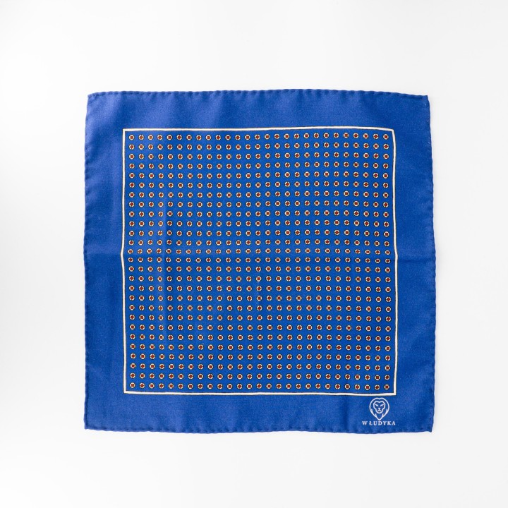 Niebieska poszetka z regularnym, drobnym wzorem