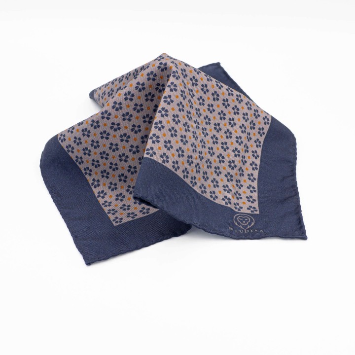 Granatowa poszetka z prostym motywem kwiatowym