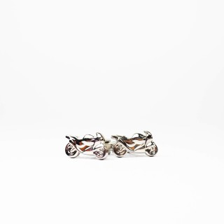Srebrne spinki w kształcie ścigaczy
