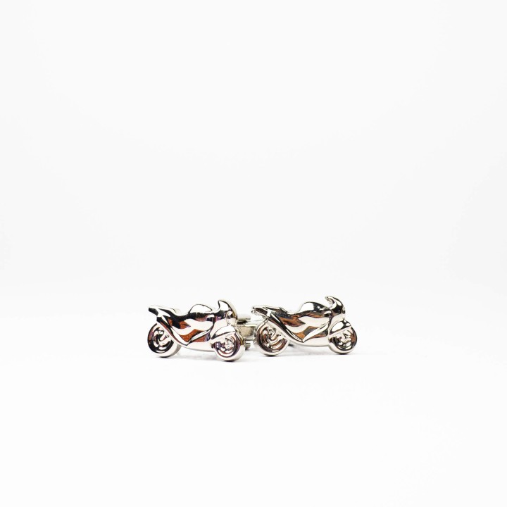 Srebrne spinki w kształcie ścigaczy