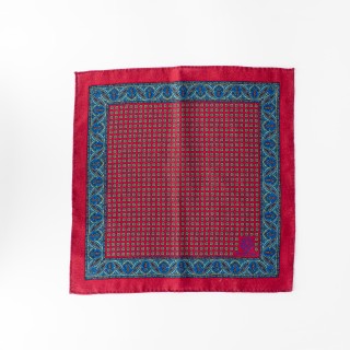 Czerwona poszetka z drobnym wzorem