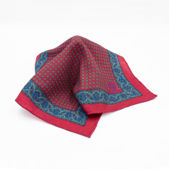 Czerwona poszetka z drobnym wzorem