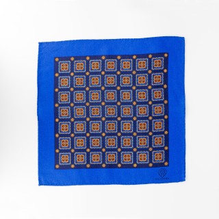 Niebieska poszetka z ornamentalnym wzorem