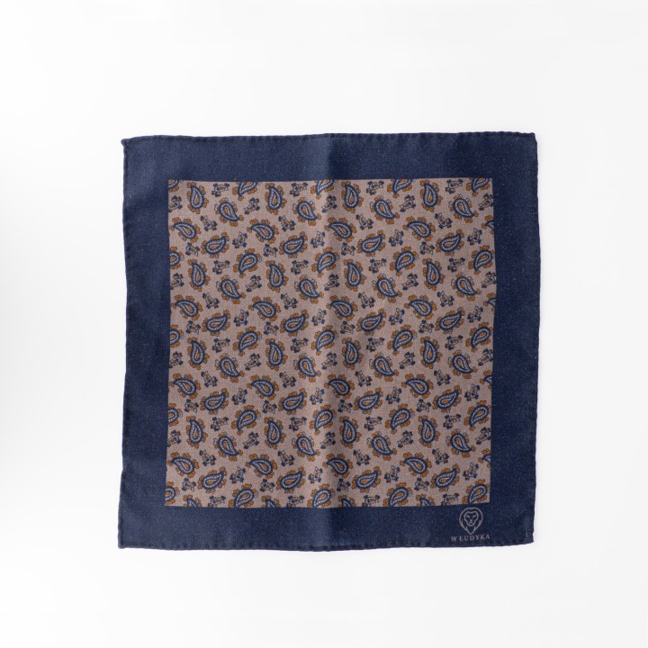 Granatowa poszetka z motywem paisley