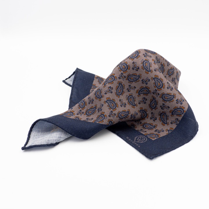 Granatowa poszetka z motywem paisley