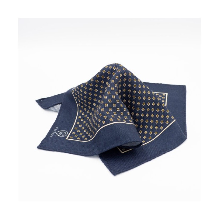 Poszetka z drobnym motywem geometrycznym