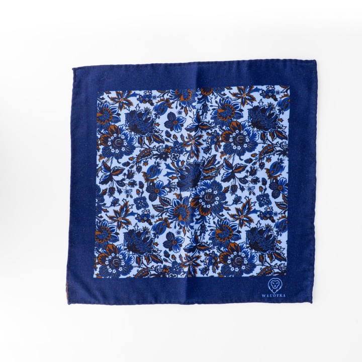 Granatowa poszetka z motywem kwiatowym